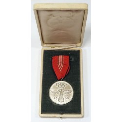 G3814.)CASED 1936 OLYMPIC GAMES COMMEMORATIVE MEDAL
