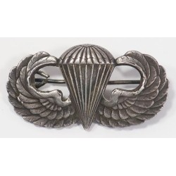 US3942.)WWII US ARMY PARATROOPER'S BADGE