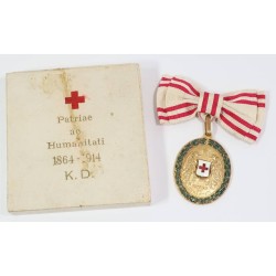 G197.)BOXED 1914 AUSTRIAN RED CROSS MEDAL IN GOLD