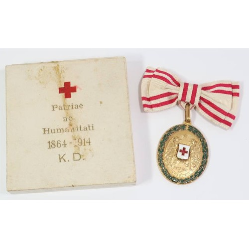 G197.)BOXED 1914 AUSTRIAN RED CROSS MEDAL IN GOLD
