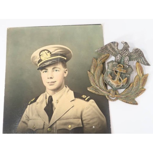US398.)WWII US MERCHANT MARINE OFFICER'S CAP DEVICE AND PHOTO