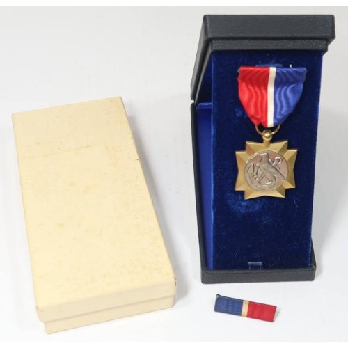 US435.)WWII US MERCHANT MARINE SERVICE MARINER'S MEDAL