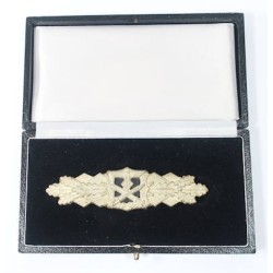 RD183.)CASED CLOSE COMBAT BADGE IN SILVER 