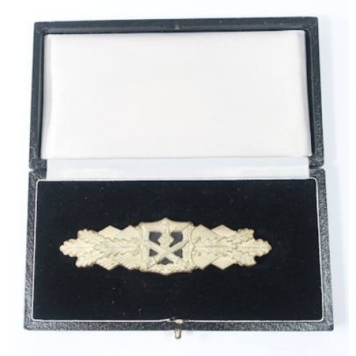 RD183.)CASED CLOSE COMBAT BADGE IN SILVER 