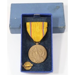 US446.)BOXED WWII AMERICAN DEFENSE MEDAL