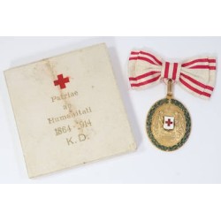 G414.)WORLD WAR ONE BOXED AUSTRIAN RED CROSS MEDAL
