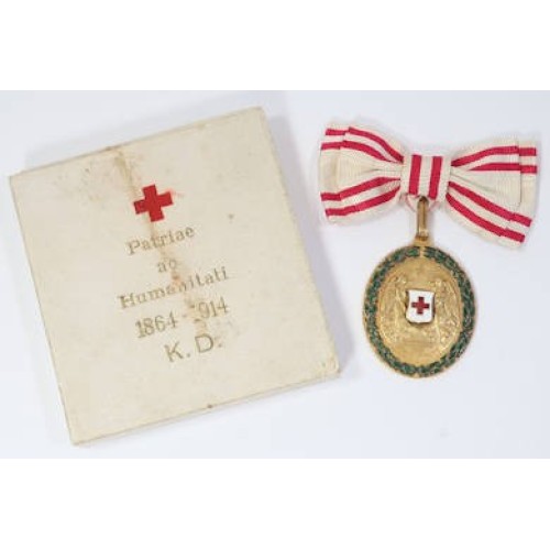 G414.)WORLD WAR ONE BOXED AUSTRIAN RED CROSS MEDAL