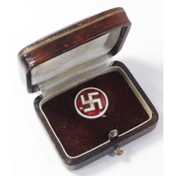 G539.)CASED NSDPAP FOREIGNER'S PARTY BADGE