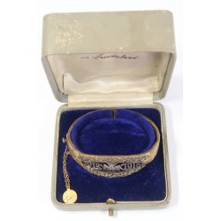 G566.)CASED WORLD WAR ONE 1914-1916 COMMEMORATIVE GOLD BRACELET