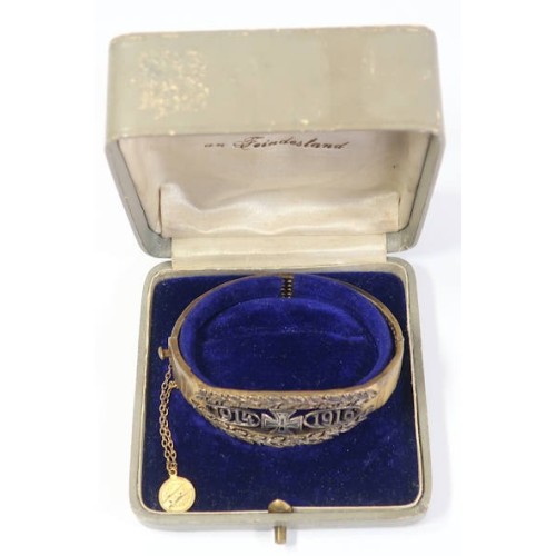 G566.)CASED WORLD WAR ONE 1914-1916 COMMEMORATIVE GOLD BRACELET
