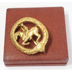 G567.)CASED EQUESTRIAN BADGE IN GOLD