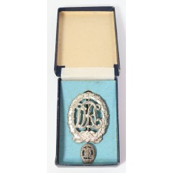 G557.)BOXED 1937 DRL SPORTS PROFICIENCY BADGE IN SILVER WITH MINIATURE