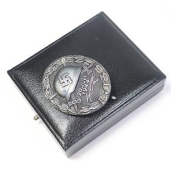 RD510.)CASED JULY 20th, 1944 WOUND BADGE IN SILVER