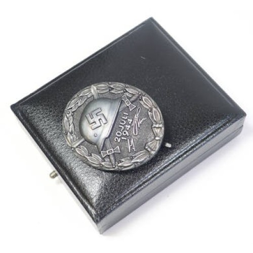 RD510.)CASED JULY 20th, 1944 WOUND BADGE IN SILVER