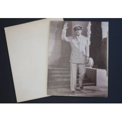US692.)LARGE AUTOGRAPHED PHOTO OF GENERAL DOUGLAS MACARTHUR