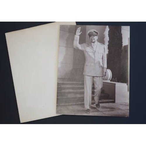 US692.)LARGE AUTOGRAPHED PHOTO OF GENERAL DOUGLAS MACARTHUR