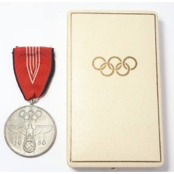 G709.)CASED 1936 OLYMPICS COMMEMORATIVE MEDAL