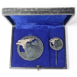 G703.)CASED KRIEGSMARINE BLOCKADE RUNNER'S BADGES, FULL SIZE AND PRINZEN