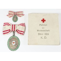 G740.)BOXED 1914 AUSTRIAN RED CROSS SERVICE MEDAL