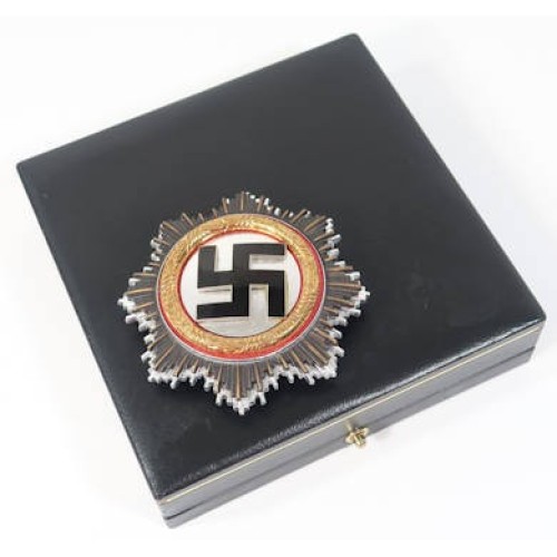 RD596.)CASED GERMAN CROSS IN GOLD