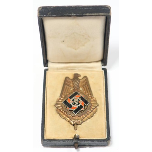 G548.)CASED TENO BADGE