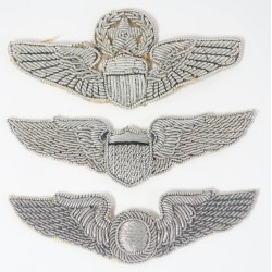 US637.)THREE (3) WWII BULLION WIRE EMBROIDERED USAAF WINGS