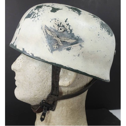 RD679.)LUFTWAFFE SINGLE-DECAL WINTER CAMOUFLAGED STEEL HELMET
