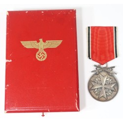 G774.)CASED EAGLE ORDER SERVICE MEDAL IN SILVER WITH SWORDS