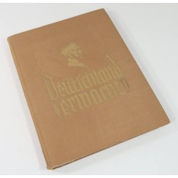 G824.)3rd RCH CIGARETTE CARD ALBUM, NSDAP