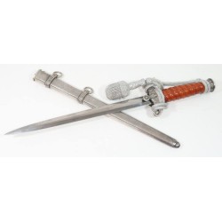 G833.)GERMAN ARMY OFFICER'S DAGGER, ENGRAVED CROSS-GUARD