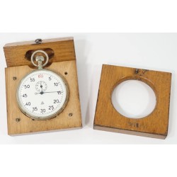 G1055.)KRIEGSMARINE STOP WATCH IN ITS WOODEN CASE