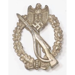 G1042.)INFANTRY ASSAULT BADGE IN SILVER