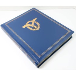G1043.)SPECTACULAR PHOTO ALBUM WITH LW FIGHTER ACES AND THEIR AUTOGRAPHS