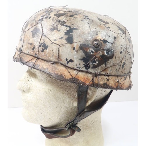 RD1091.)LUFTWAFFE PARATROOPER'S CAMOUFLAGED HELMET, DOUBLE-DECAL WITH WIRE