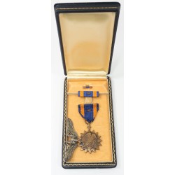US1111.)CASED WWII USAAF AIR MEDAL WITH GUNNER'S WING
