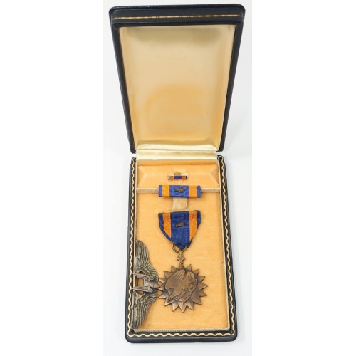 US1111.)CASED WWII USAAF AIR MEDAL WITH GUNNER'S WING US1111.)CASED WWII USAAF AIR MEDAL WITH GUNNER'S WING
