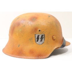 RD1099.)WAFFEN-SS M42 SINGLE DECAL STEEL HELMET, TROPICAL CAMOUFLAGE