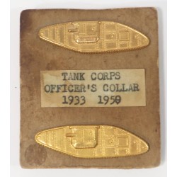 US1115.)WORLD WAR TWO US ARMY ARMOR OFFICER'S COLLAR DEVICES