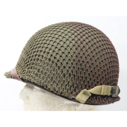 US1129.)WORLD WAR TWO US ARMY M-1 STEEL HELMET W/CAMOUFLAGE NET