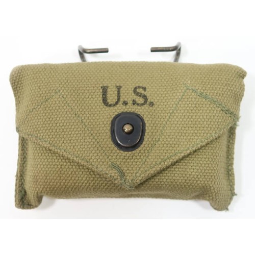 US1019.)WWII US ARMY FIELD DRESSING AND POUCH