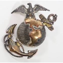 US1035.)WWII USMC OFFICER'S EAGLE, GLOBE AND ANCHOR VISOR CAP DEVICE