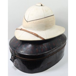 OC1036.)WWII ROYAL NAVY OFFICER'S SUN HELMET IN CARRYING CASE