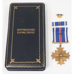 US1016.)CASED WWII USAAF DISTINGUISHED FLYING CROSS